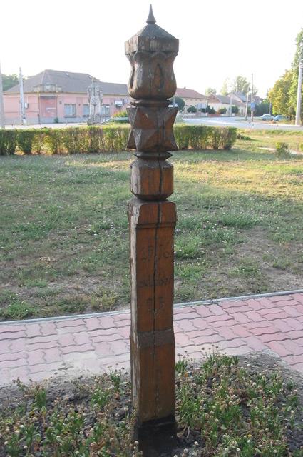 Ornamental wooden pole to the 1956 Hungarian Revolution's memory