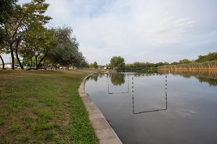Outdoor beach on the north bank of the Templom-zug Backwater