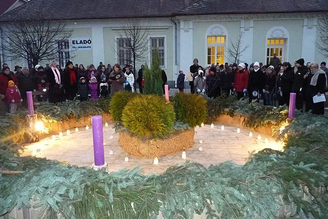 Adventi gyertyagyújtás a Szabadság téren