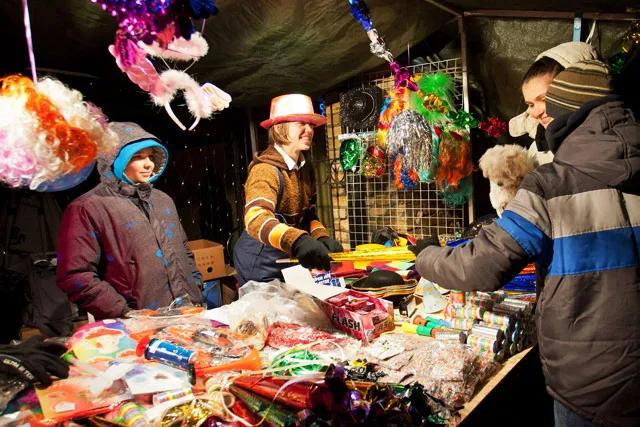Tartson a Gyomaendrod.com-mal 2012-ben is! (Szilveszteri árusok a Szabadság téren - 2011.12.31.)
