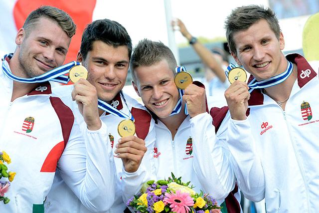 Kajak-kenu vb - Aranyérmes Tótka Sándor a férfi kajakváltó tagjaként - (Az aranyérmet szerzett férfi kajakváltó tagjai, Dudás Miklós, Tótka Sándor, Nádas Bence és Hérics Dávid (b-j) a K-1 váltó, 200 méteres versenyszám eredményhirdetésén, a moszkvai kajak-kenu világbajnokságon 2014. augusztus 10-én. MTI Fotó: Kovács Tamás)