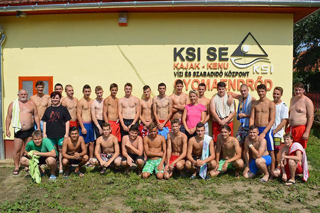 A KSI kézicsapata Gyomaendrődön kajakozott  - (A KSI kézilabda csapat versenyzői, valamint Szabóné Balog Judit nemzetközi mesteredző és férje, Kovácsné Kozma Diána KSI kajakedző)