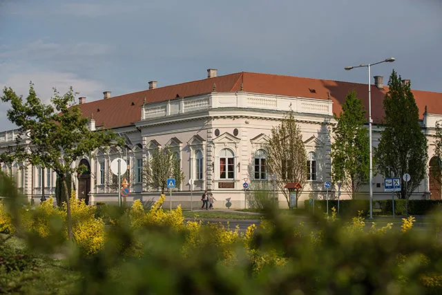 Gyomaendrődön adták át az ország második felújított foglalkoztatási osztályát - Járási hivatal épülete