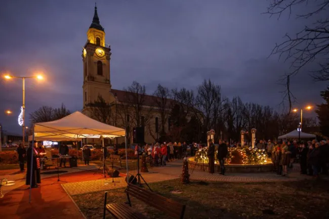 Mind a négy gyertya ég az adventi koszorún
