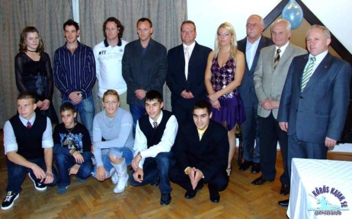 Évadzáró vacsora (A fényképen láthatók állva balról jobbra: Lövei Kitti, Gyertyános Gergely, Kajner Gyula, Hüttner Csaba, Kovács Gábor, Kovácsné Kozma Diána, Angyal Zoltán, Baráth Etele, Várfi András; elöl: Gellai Tamás, Csatári Bence, Janics Natasa, Tótka Sándor, Kiss Csaba)