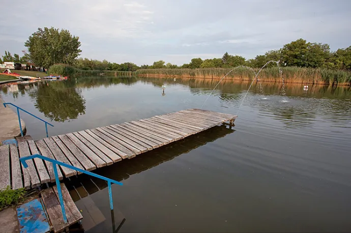 Szabadvízi strand a Templom-zugi holtág északnyugati partján