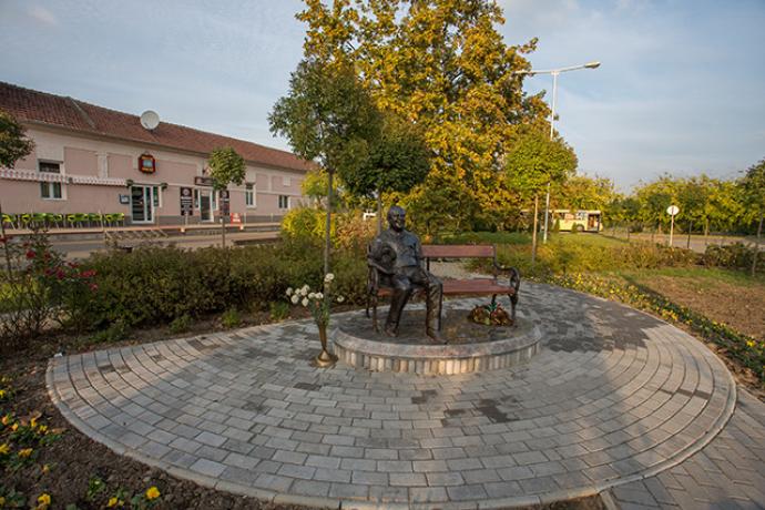 Ferenc Kállai Sculpture