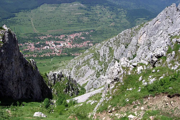 Torockó (Rimetea) főtere a Székelykőről