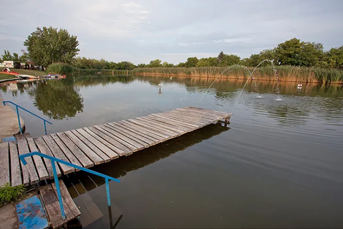 Szabadvízi strand a Templom-zugi holtág északnyugati partján