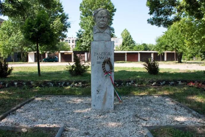 Sculptura bust a lui Pásztor János